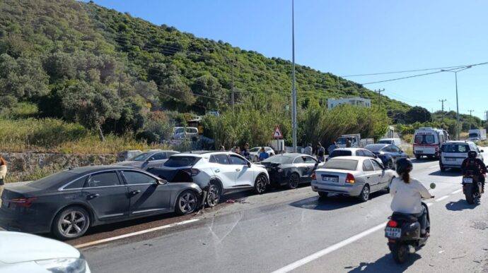 Gürece'de 5 araç birbirine girdi 18 turgutreis bodrum zincirleme kaza2 scaled e1777453853978