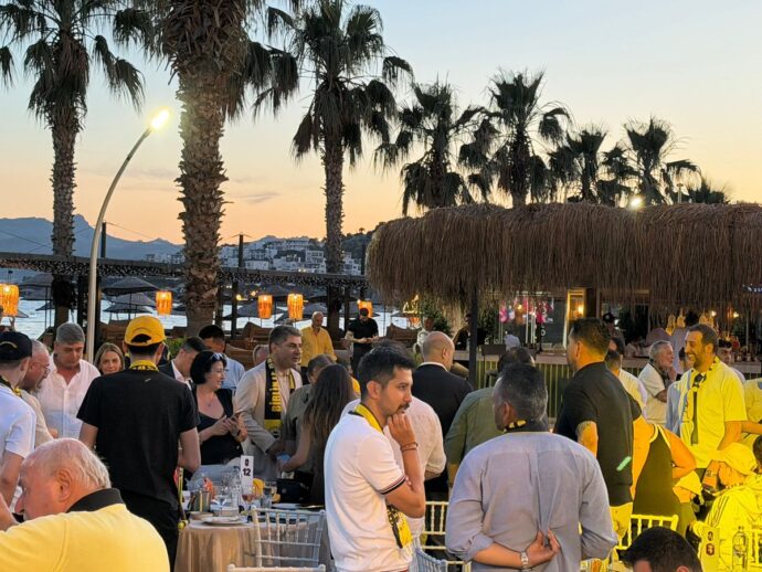 Hakan Safi Bodrum'da taraftarlarla buluştu 3 710468920 1436341885204523 413747780818000211 n 1 e1780256531232