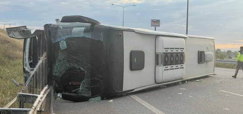 Susurluk’ta yolcu otobüsü devrildi: 25 kişi yaralandı 10 806x378 susurlukta feci kaza yolcu otobusu refuje carpip devrildi 25 yarali 1779084460260