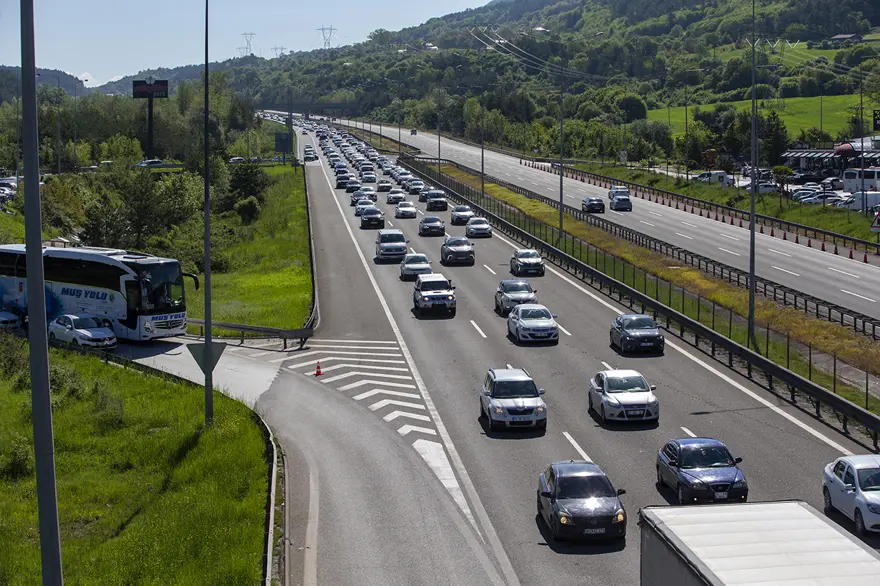 İçişleri Bakanı Çiftçi'den bayram dönüşü trafik uyarısı 1 AA 20260530 41530449 41530443 DONUSE GECEN TATILCILER ANADOLU OTOYOLUNUN BOLU KESIMINDE YOGUNLUK OLUSTURUYOR 360448