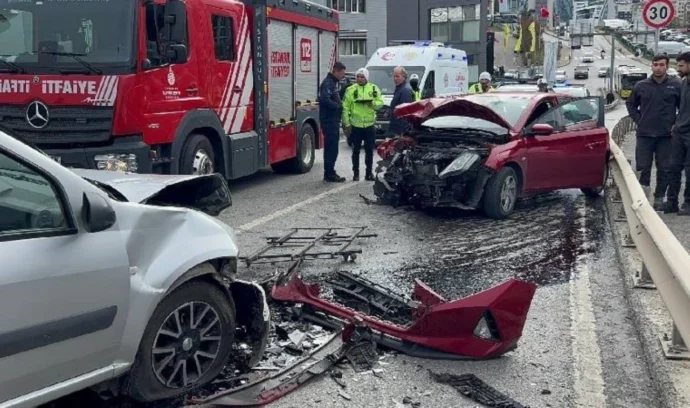 istanbul da feci kaza iki otomobil kafa kafaya carpisti e1778058238608