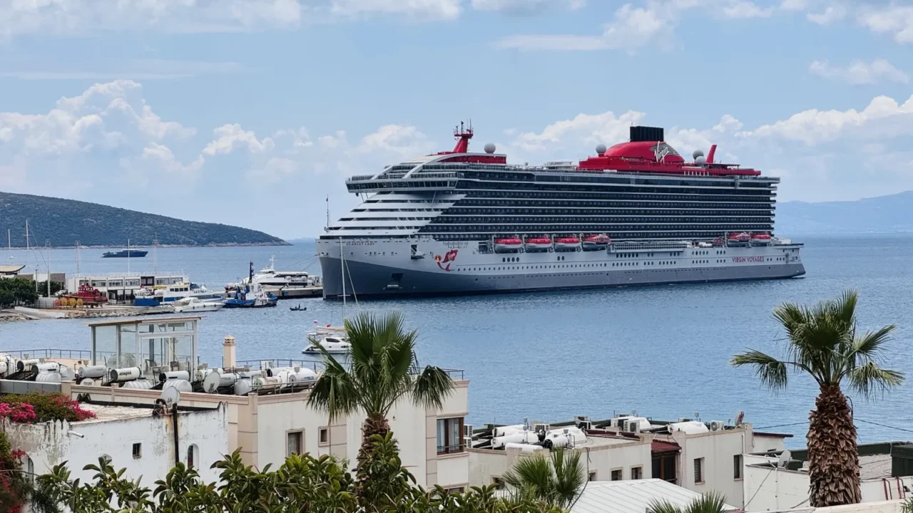 "Scarlet Lady" Bodrum'a Amerikalı 2 bin 502 turist getirdi 32 386352092 1779284375 scaled