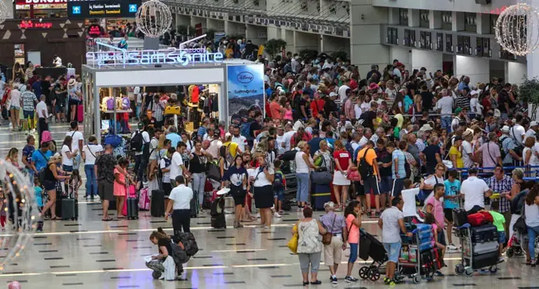 Antalya'ya 5 ayda hava yoluyla 3,5 milyon turist geldi 4 6a1fd275ab7ede844bb601df