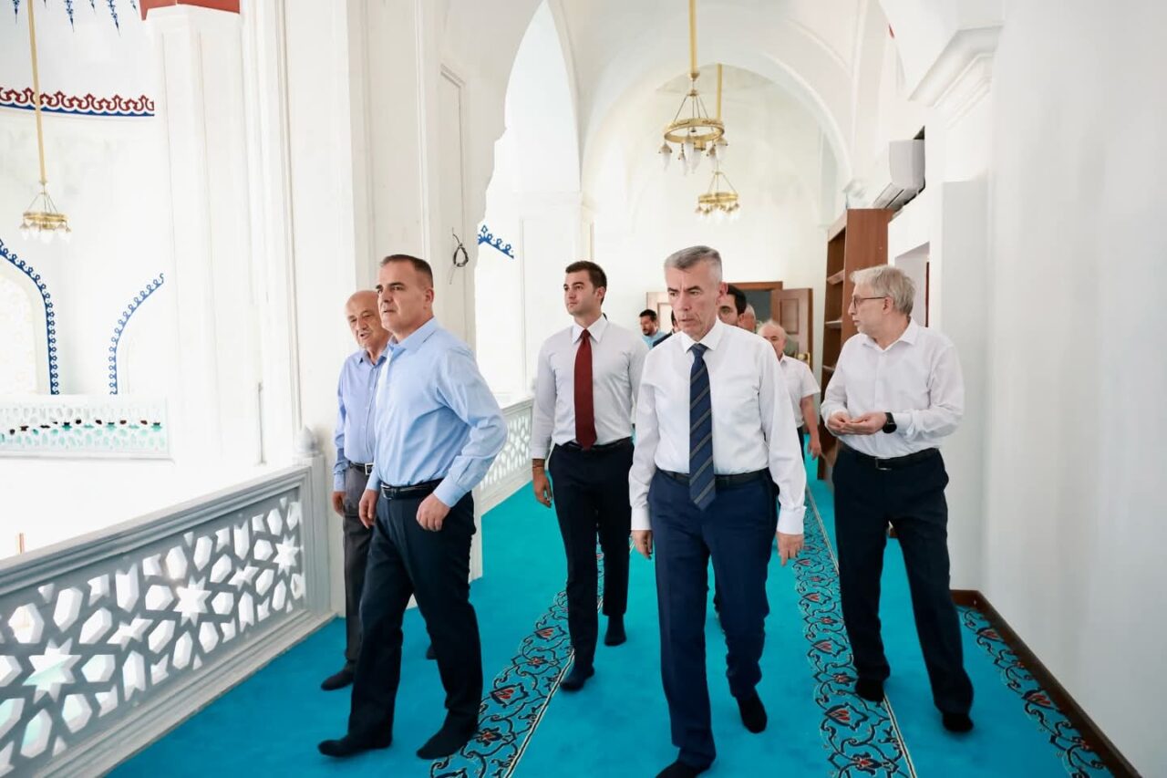Vali Akbıyık Yahşi Camii ve Külliye inşaatında incelemelerde bulundu 3 FB IMG 1782241704250 scaled