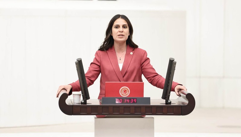 Özcan’dan TOKİ tepkisi: “3 ayda ihale sözü hala tutulmadı!” 2 Gizem Ozcan
