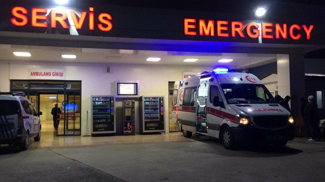 Bileklerini Keserek İntihara Teşebbüs Etti 3 acil servis