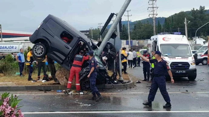 muglada trafik kazasi arac direge carpip havada asili kaldi e1781086126122