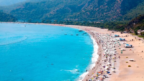 Muğla Valiliği’nden Tatilcilere Davet: “Havlunu Kap, Sahillerin Keyfini Sür!” 4 oludeniz plaji fethiye mugla e1781943762408