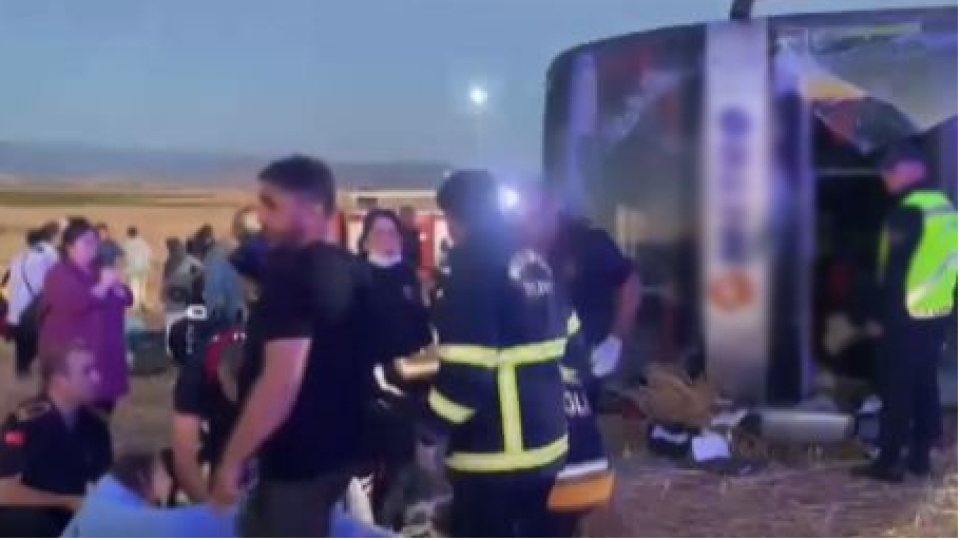 Amasya'da devrilen yolcu otobüsündeki 46 kişi yaralandı 3