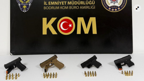 Polisten kaçan 4 şüpheli, ruhsatsız silahlarla yakalandı. 11 Adsiz 8
