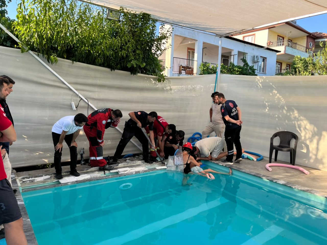 Havuzda Sikisan 4 Yasindaki Cocuk Kurtarildi 2 scaled