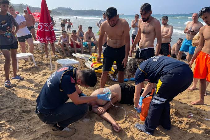 Serinlemek için denize giren vatandaş kurtarılmadı 3 images 4