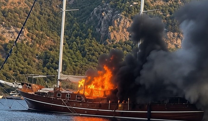 Göcek Hamam Koyu’nda Tekne Yangını: 27 mugla nin fethiye ilcesine bagli gocek hamam koyu nda bir tekne alevlere teslim olarak kule 818487