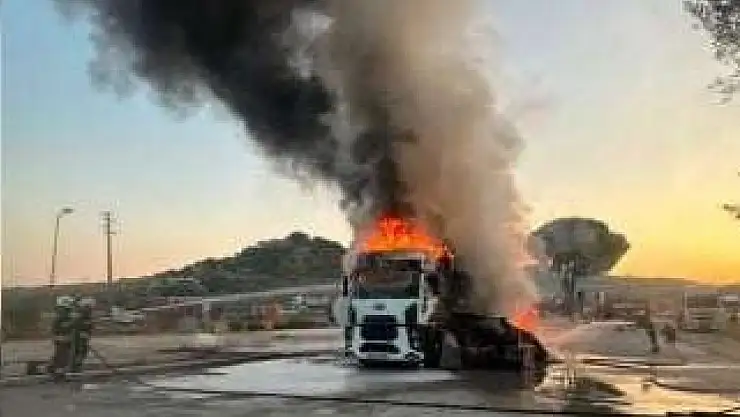 TIR'da çıkan yangın paniğe neden oldu 28 tir alev topuna dondu 1784359930 QhHuV2