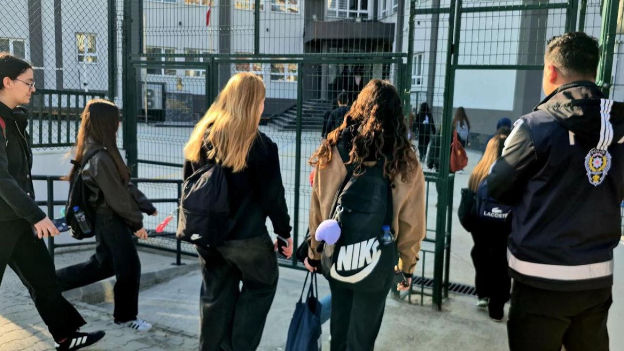 Okullarda yeni güvenlik önlemleri. 30 bin kişi işe alınacak 28 81 ilde dugmeye basildi okullara 30 bin yeni guvenlik gorevlisi 6a75795cab69d