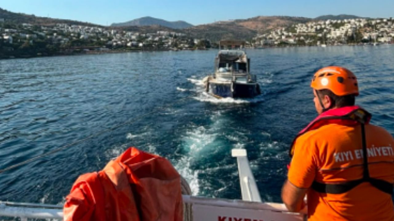 Bodrum"'da su alan 10 metrelik tekne ve 4 kişi kurtarıldı 22 IMG 20260801 WA0017 scaled