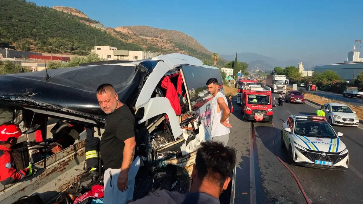 Muğla Valiliği feci kaza ioe ilgili açıklama yaptı 22 mugladaki feci kazada bilanco agirlasiyor 2 olu 3u agir 18 yarali e69969d