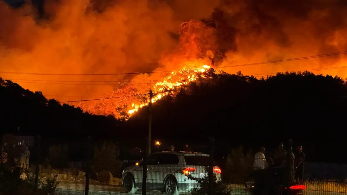 Fethiye'de yangın evlere ulaştı 24 son dakika mugla fethiyede kabus gecesi evler alevlere teslim oldu tahliyeler suruyor 3dad999