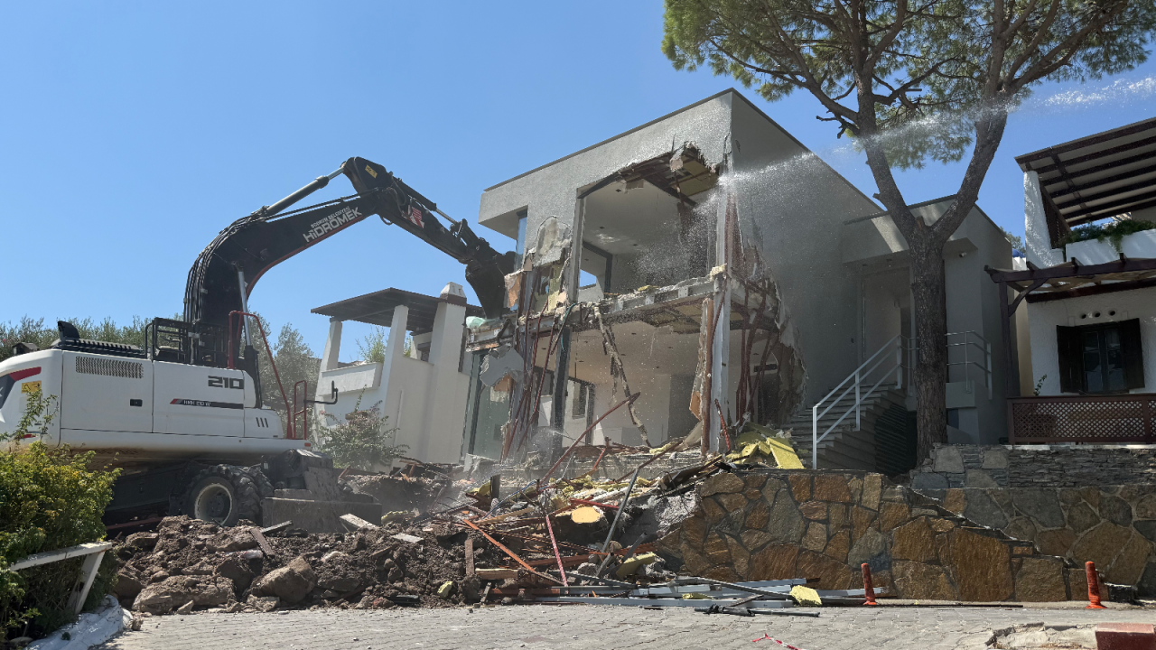 Aktur Sitesi içerisinde kaçak binanın yıkımına başlandı 26 img 1786956018
