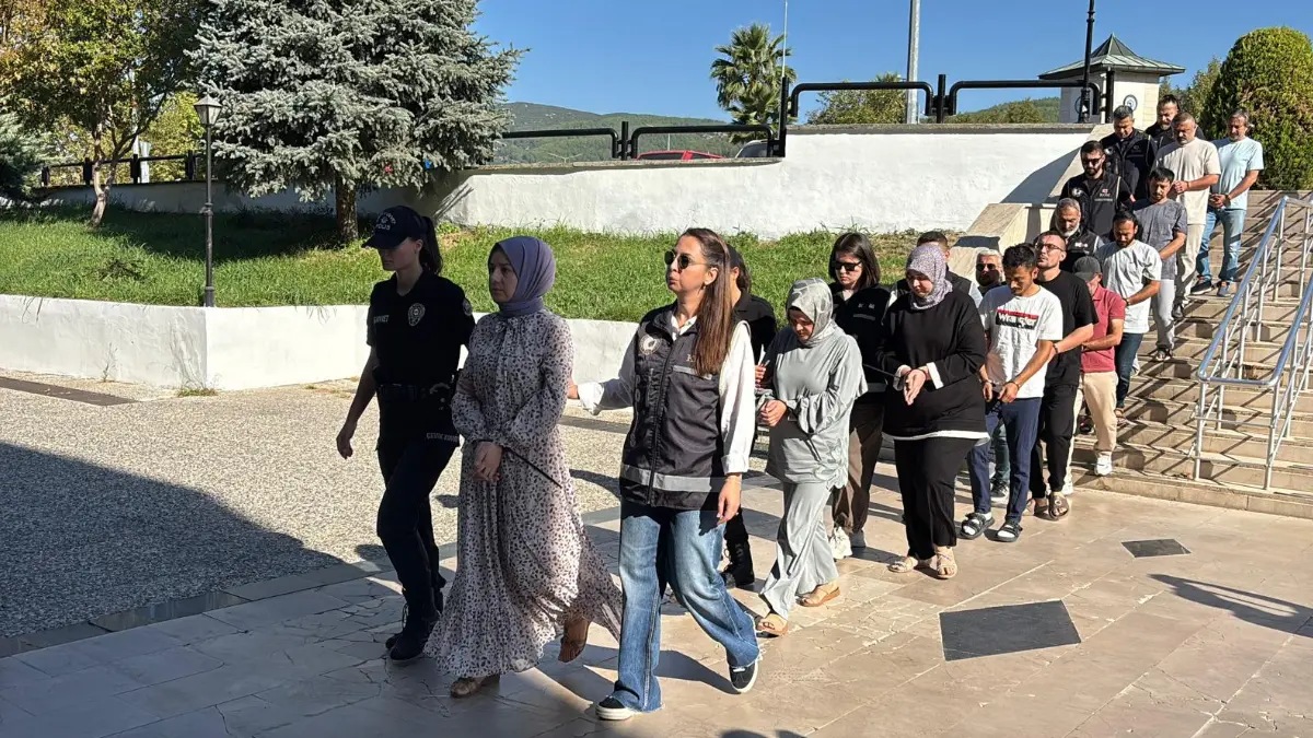 muglada tekneyle yurt disina kacmaya calisan 9 feto suphelisi ve kaptan adliyeye sevk edildi 92efb79