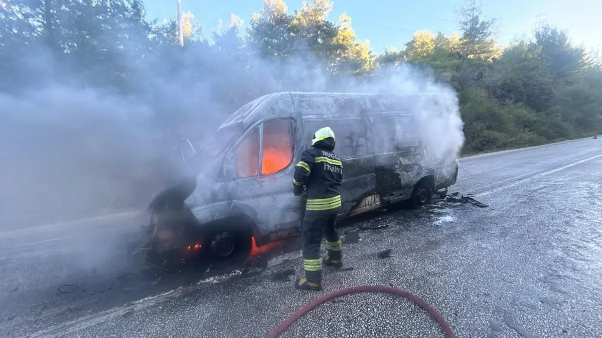OKUL SERVİSİ YANARAK KULANILMAZ HALE GELDİ 2 muglada okul servisi alev alev yandi 8a4a869