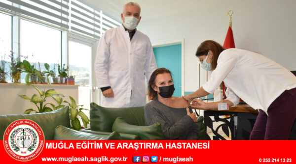Perihan Savaş Set Arasında Aşısını Yaptırdı 18 265968655 204280985227916 8394916631073362215 n e1639431428918