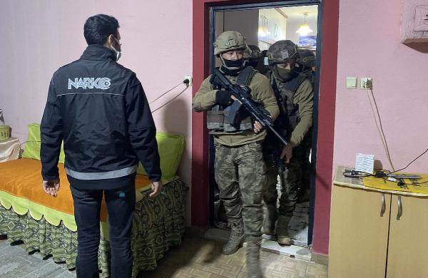 Sokak Satıcılarına Yönelik Uyuşturucu Operasyonu 16 Gözaltı 6 3 ilde torbaci operasyonu 16 gozalti 7 14538203 o