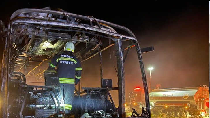 Bodrum’a gelen yolcu otobüsü yandı