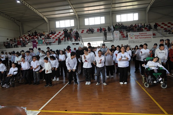 Özel Gecede Gönüllerince Eğlendiler 8 BASKAN ARAS BELEDIYEMIZ SIZLERIN EMRINDEDIR0115