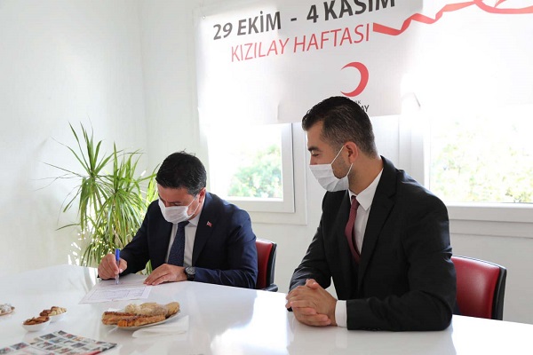 Başkan Aras, Türki̇ye Kizilay Derneği̇ Üyesi̇ Oldu 1 BAsKAN ARAS KIZILAY uYESi OLDU 1