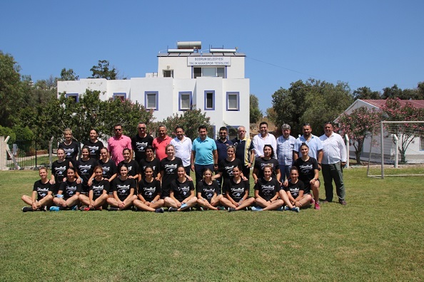Hentbol Takimina Başkandan Müjde 10 BAŞKAN ARASTAN HENTBOL TAKIMINA ZİYARET01 7