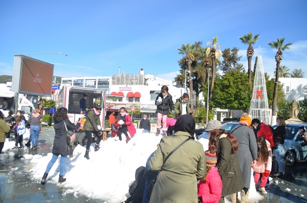 Bodrum' A Kamyonet Ile Getirilen Karın Keyfini Çıkardılar 1 DSC 4336