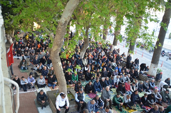 Bayram Namazında Bodrum'da Camiler Doldu Taştı Çocuklara Harçlık Dağıtıldı 3 DSC 9987