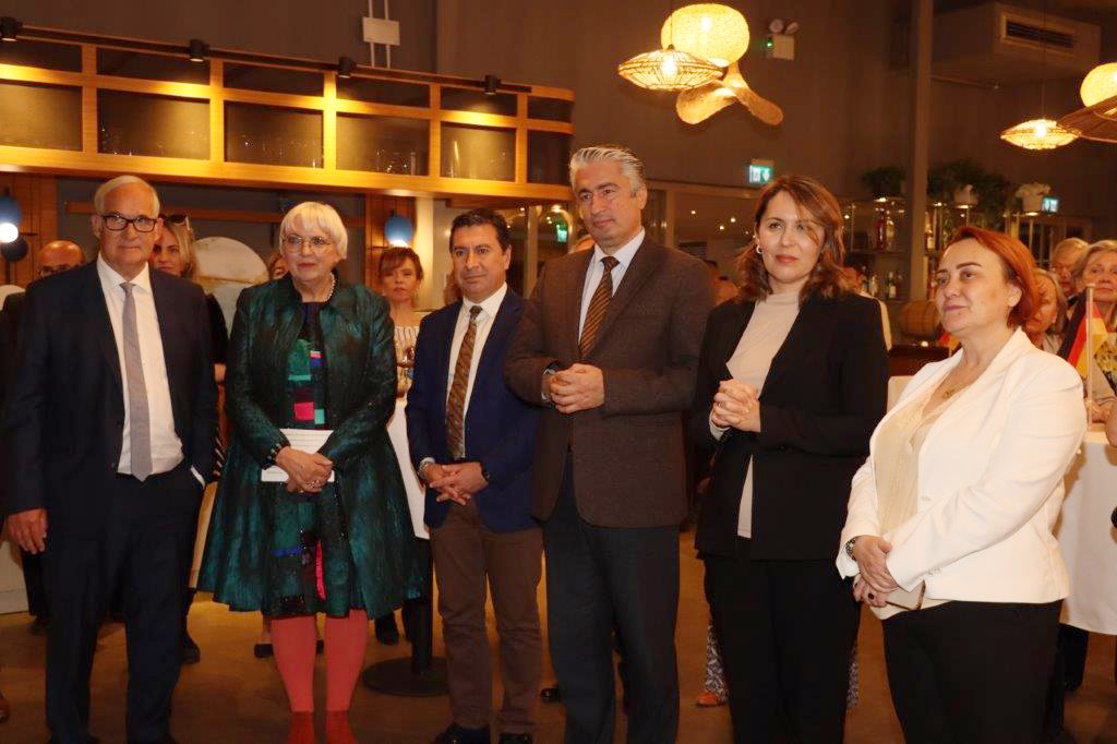 Almanya Federal Cumhuriyeti Nama Sushi & Raw Bar'da Bir Araya Geldi 1 Detlev Wolter Claudia Roth Ahmet Aras Huseyin Erol Ummahan Yurt