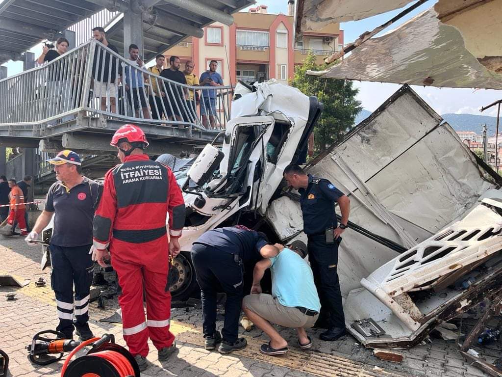 Üst Geçidin Ayağına Çarpan Tir'ın Şoförü Cam Verdi 1 FB IMG 1693850296033