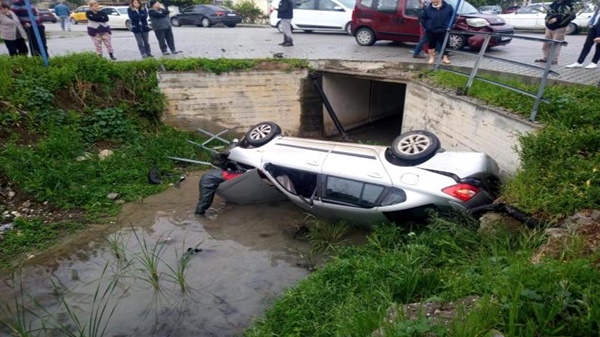 Otomobil Su Kanalına Devrildi: 2 Yaralı 19 FIn ns1WQAEmBAC 1