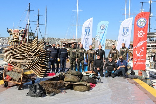 Gümbet'de Deniz Dibi Temizliği Yapıldı 1 GUMBET LIMANI DENIZ DIBI TEMIZLIGI16