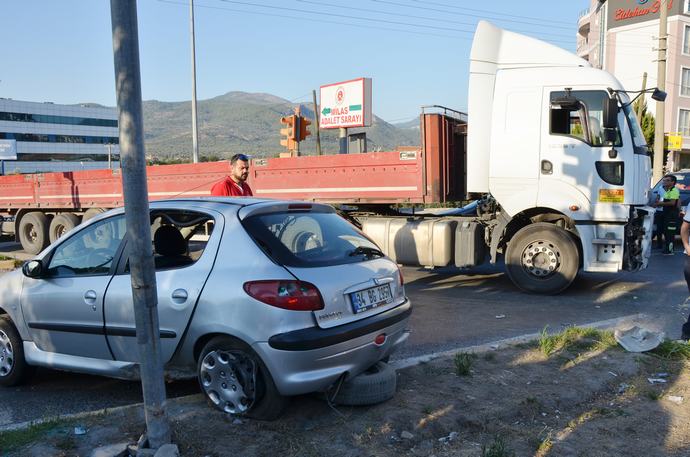 OTOMOBİL İLE TIR ÇARPIŞTI 7