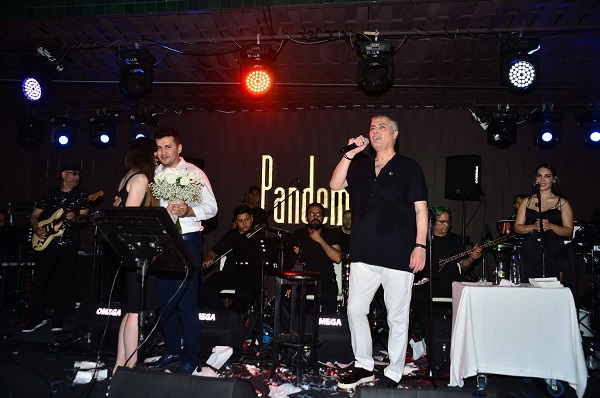 Cengiz Kurtoğlu, Arabesk Ve Slow Şarkıları Bodrum'da Çoşturdu 9 Ozgen Camlibel Nesrin Hanim Cengiz Kurtoglu 4