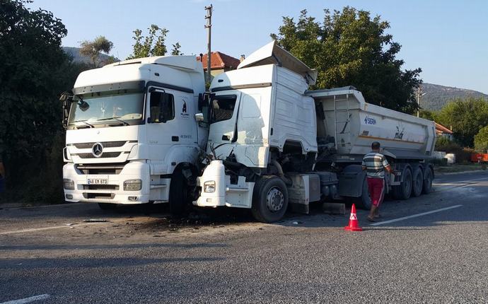 PARK HALİNDEKİ TIRA ÇARPTI 4