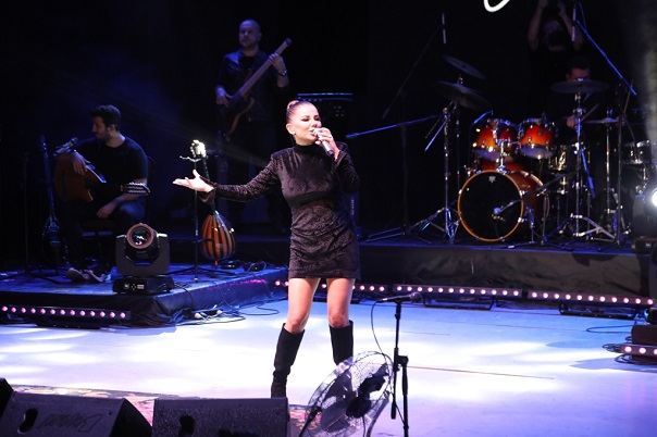 Merve Özbey’in Konserine Ilgi Büyüktü 1 SARI YAZ KONSERLERINDEN MUHTESEM FINAL 4