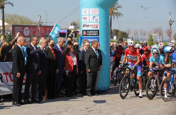 57. Cumhurbaşkanliği Türki̇ye Bi̇si̇klet Turu Devam Edi̇yor 15 T.C. Genclik ve Spor Bakani Dr. Mehmet Muharrem Kasapoglu Izmir Manisa Etabi Starti