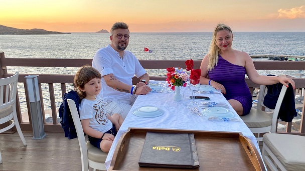 Bodrum'da Aşk Tazeli̇yorlar 14 TOPRAK CAN AKBACAK AYVAZ AKBACAK DERYA SEN 1