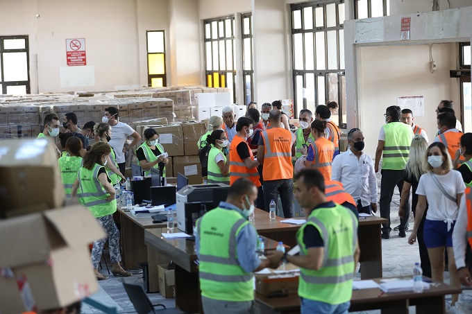 Vatandaşlar Yardım Noktalarında Büyük Çaba Sarf Ediyor 19 Vatandaslar Yardim Noktalarinda Buyuk Caba Sarf Ediyor 2