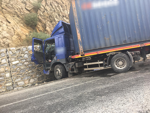 İstinat Duvarına Çarpan Tır Devridi 10 WhatsApp Image 2018 12 14 at 13.33.12 0f922