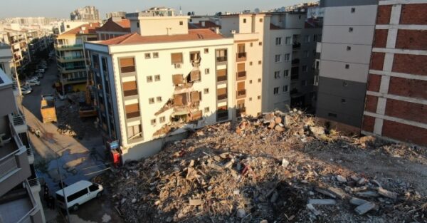 agir hasarli bina yikim esnasinda coktu hasar goren yandaki bina muhurlendi e1617266036940