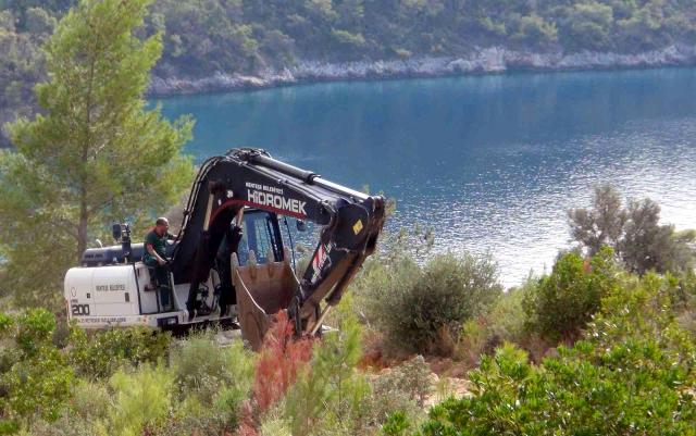 İmara Aykırı Yapıların Yıkımı Devam Ediyor 1 akbuk koyunda yikimlar tekrar basladi 3 14516131 o