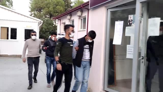 Askerin Beylik Tabancasını Çaldıkları Iddia Edilen Iki Zanlı İzmir'de Yakalandı 3 askerin beylik tabancasini caldiklari iddia e 3 13753091 o