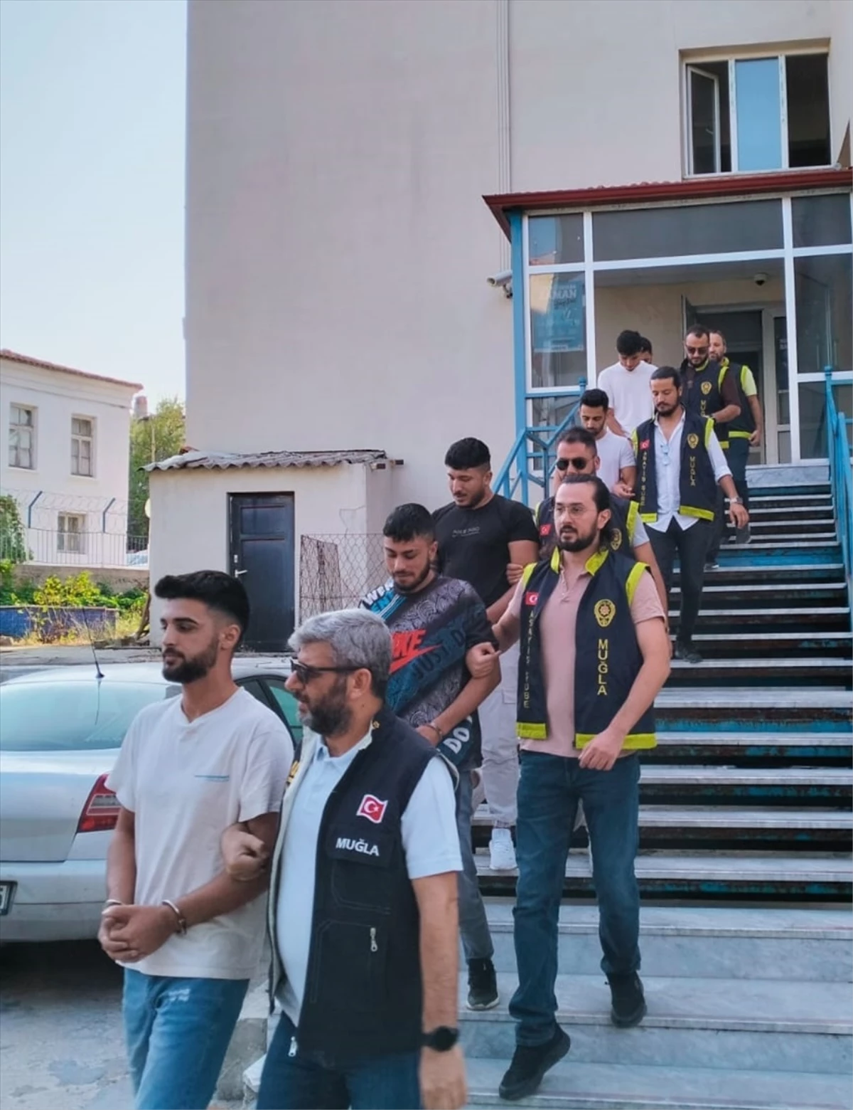 Bodrum'da Silahlı Gasp 5'I Tutuklandı 1 bodrum da silahli gasp ve darp iddiasiyla 5 z 16294386 amp