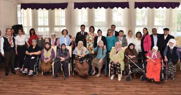 Vali Civelek, Anneler Günü’nde Huzurevi Sakinlerini Yalnız Bırakmadı 1 bsn 01 4 e1526224348183